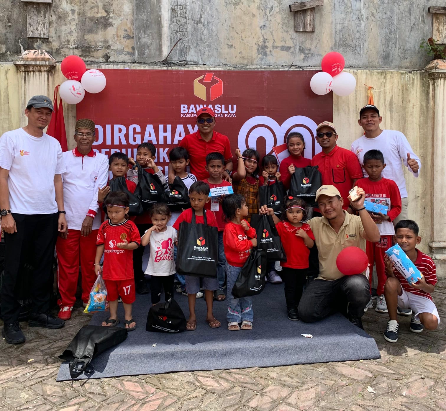 Dokumentasi Sesi Pembagian Hadiah Lomba untuk anak-anak
