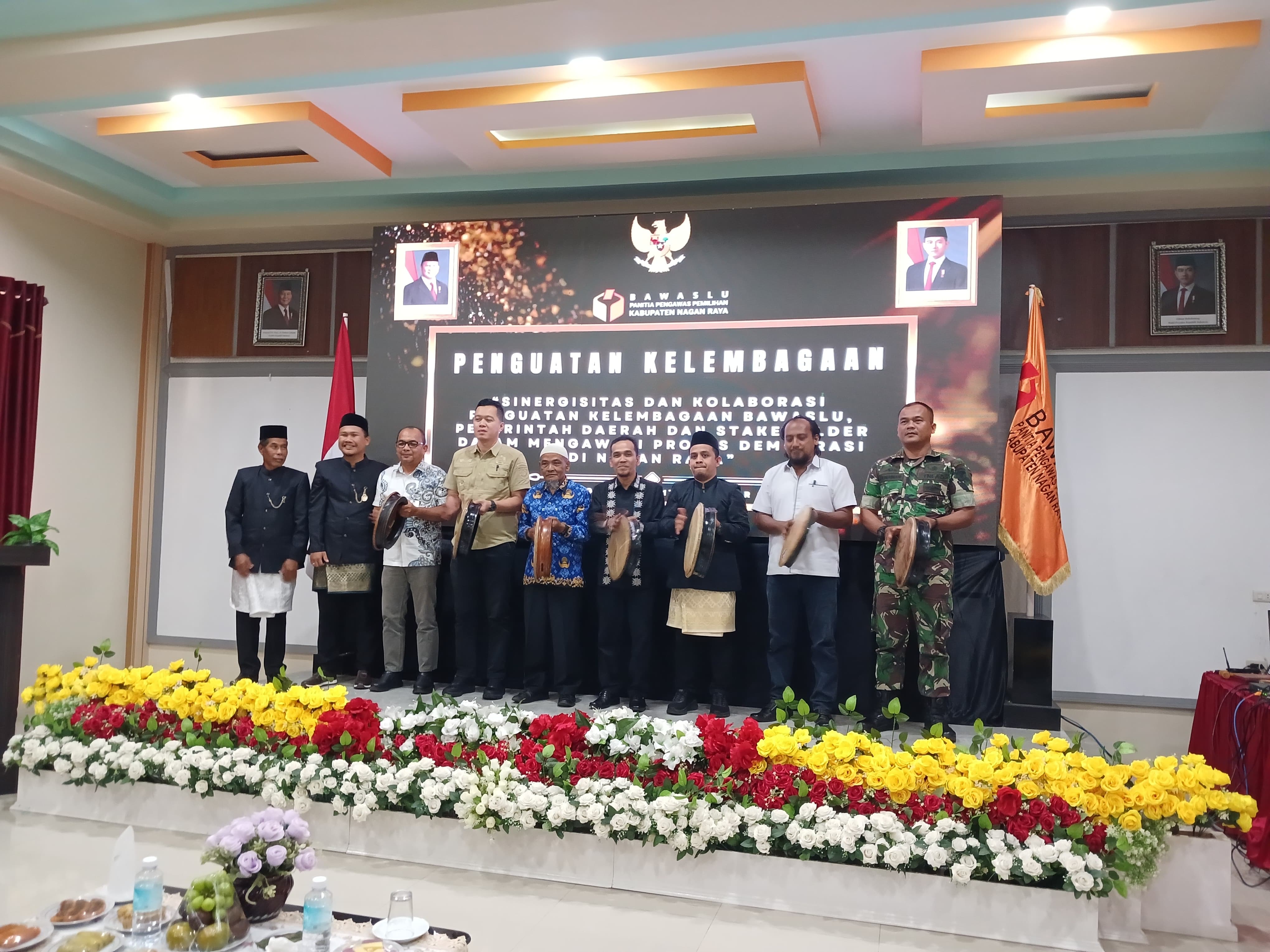 Panwaslih Nagan Raya bersama stakeholder memukul rapai sebagai tanda pembukaan kegiatan penguatan kelembagaan di Aula Grand Nagan Hotel, Rabu 17 September 2025.