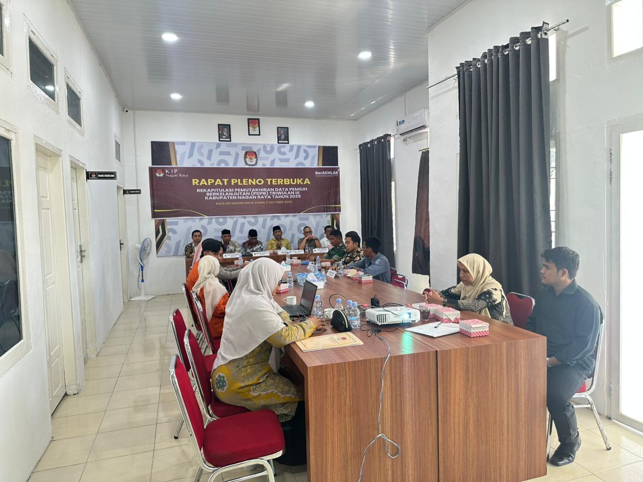 Panwaslih Nagan Raya bersama stakeholder Menghadiri Rapat Pleno Terbuka Rekapitulasi PDPB Triwulan III  di Aula KIP Nagan Raya, Kamis 02 Oktober 2025.
