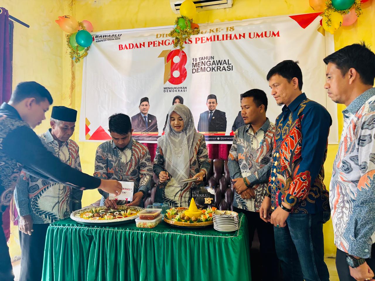 Panwaslih Nagan Raya menggelar upacara Peringatan Hari Ulang Tahun Bawaslu ke-18